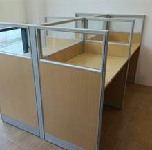 Hệ thống bàn làm việc liền vách gỗ kính